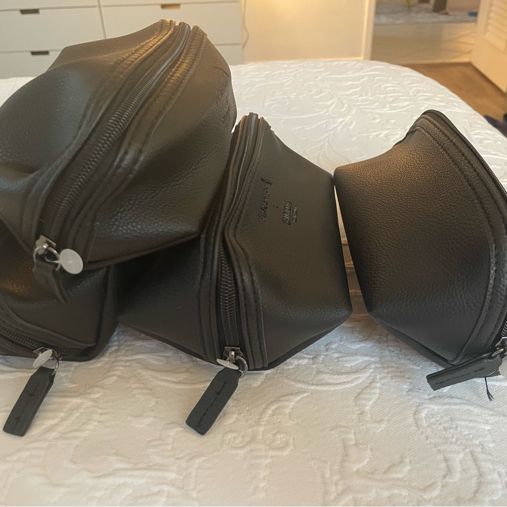 COPY - American Airlines Business Class amenities kit - Picture 2 of 3